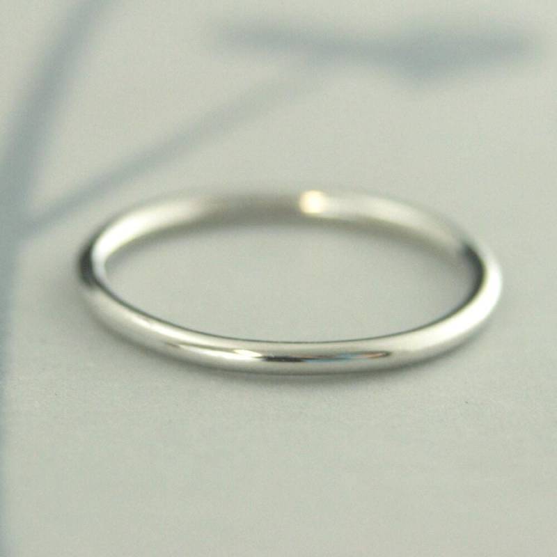 Damen Ehering Platin Voll Rund Band 1, 5 Mm 14 Gauge Roll Me Runder Stapelring von debblazer