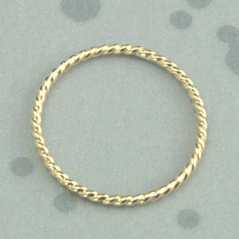 Goldseilband Damen Dünnes Band 18K Gelbgold Twist Ring Muster Handgefertigt Aus Massivem Stapelring von debblazer