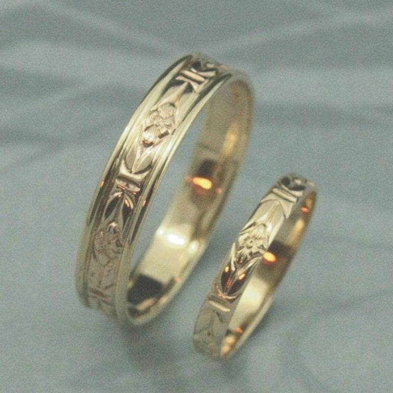 Romanze in Der Garten Hochzeit Band Set Solide 14K Gelbgold Floral Gemusterte Ringe Solid Gold Seine Und Ihre Bands von debblazer