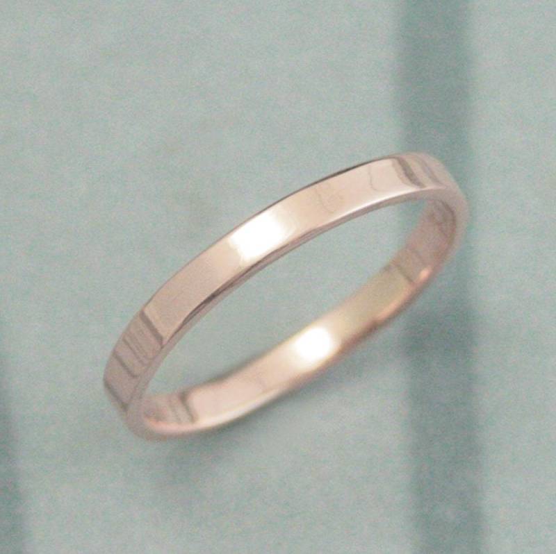 Rosegold EheringGerade Und Schmal 2 MmFlaches BandSolides 14K Gold RingFrauen EheringeFlacher Ring-Rose Stacker Ring von debblazer