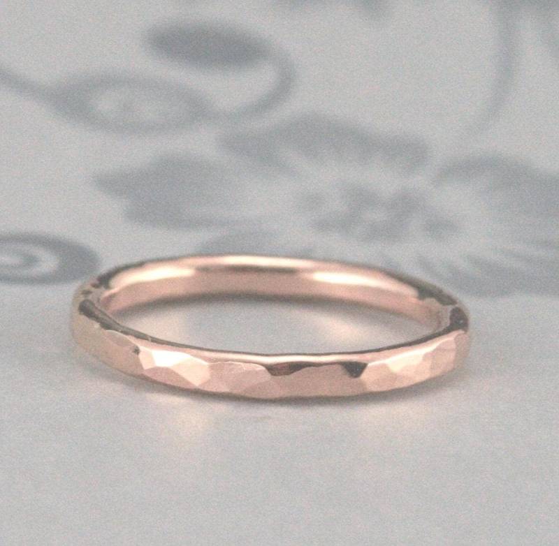 Roségold Gehämmertes Band ~Gehämmerter Trauring ~ Geschmolzene Lava ~Gold Stapelring ~2 Mm Rund Band~Gehämmerter Goldring~Gold Ehering von debblazer