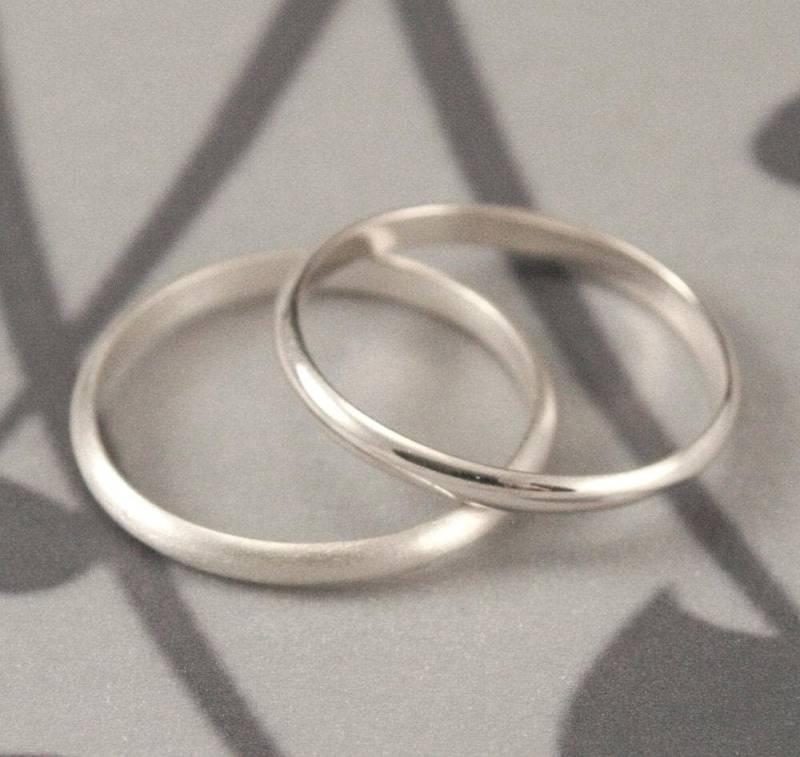 Schlichter Ehering 2mm Jane Ring Sterling Silber Damen Halbrund Band Stapelring von debblazer