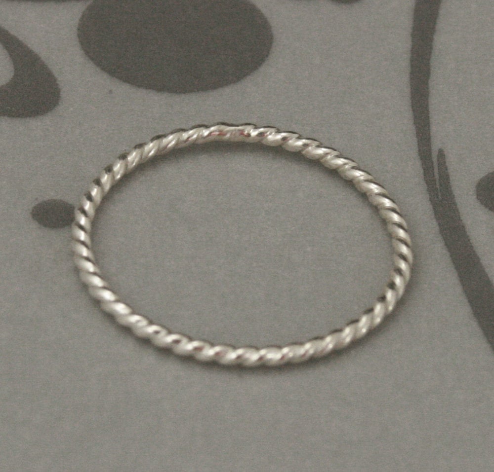 Silber Seil RingDünne Twist Stacking RingEin Massives Sterling Dünne Twist-Draht StapelbandMaßgeschneidert in Ihrer Größe Silber Seil RingDünne Twist Stacking RingEin Massives Sterling Dünne Twist-Draht StapelbandMaßgeschneidert in Ihrer Größe von debblazer