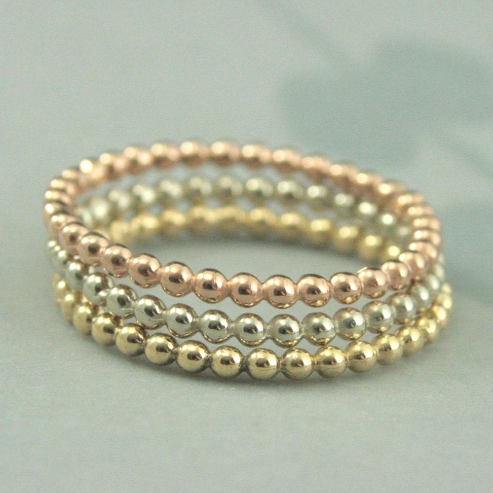 Solides 14K Gold Tri Color Bubble-Band-StackingPerlenbandTri Solid Stacking Rings Set Von Drei Perlen Ring von debblazer