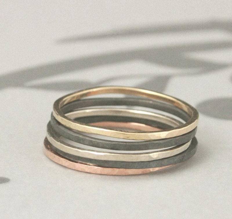 Super Skinny Rockin "Gehämmert Stapelring SetSet Aus Fünf BandsJeweils Eins in 14K Rose, Gelb Und Weißgold Zwei Schwarzem Silber von debblazer