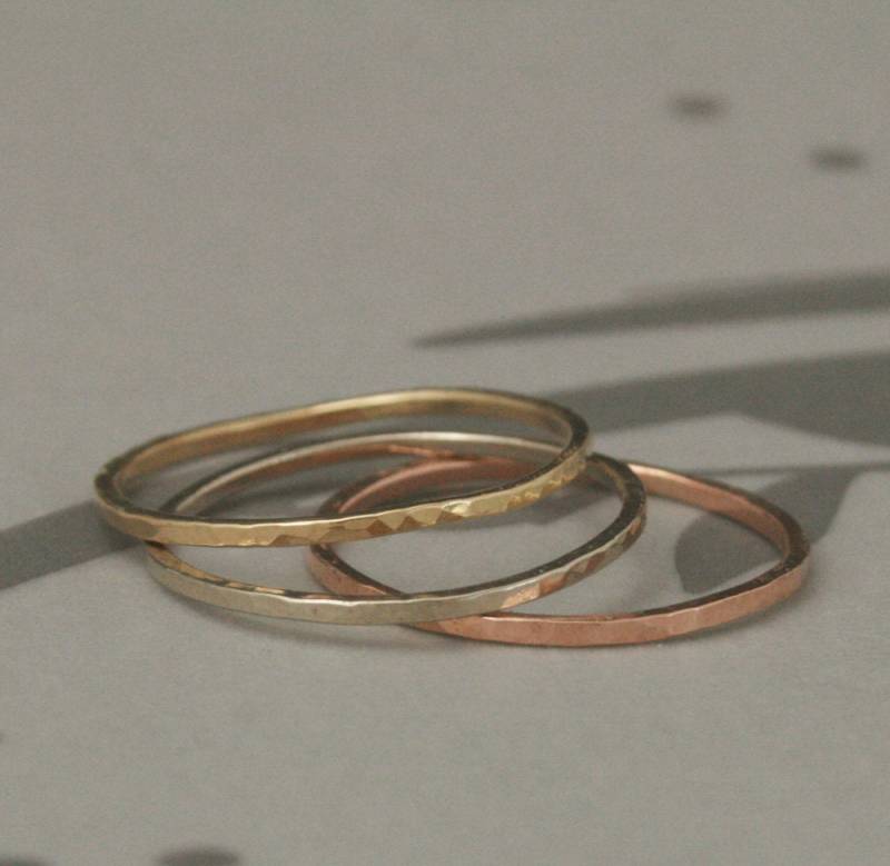 Super Skinny Stack Rings-Hammerschlag Finish-Stacking-Set Mit Drei BändernJeweils Eins Aus Massivem 14K Rose, Gelb Und Weißgold von debblazer