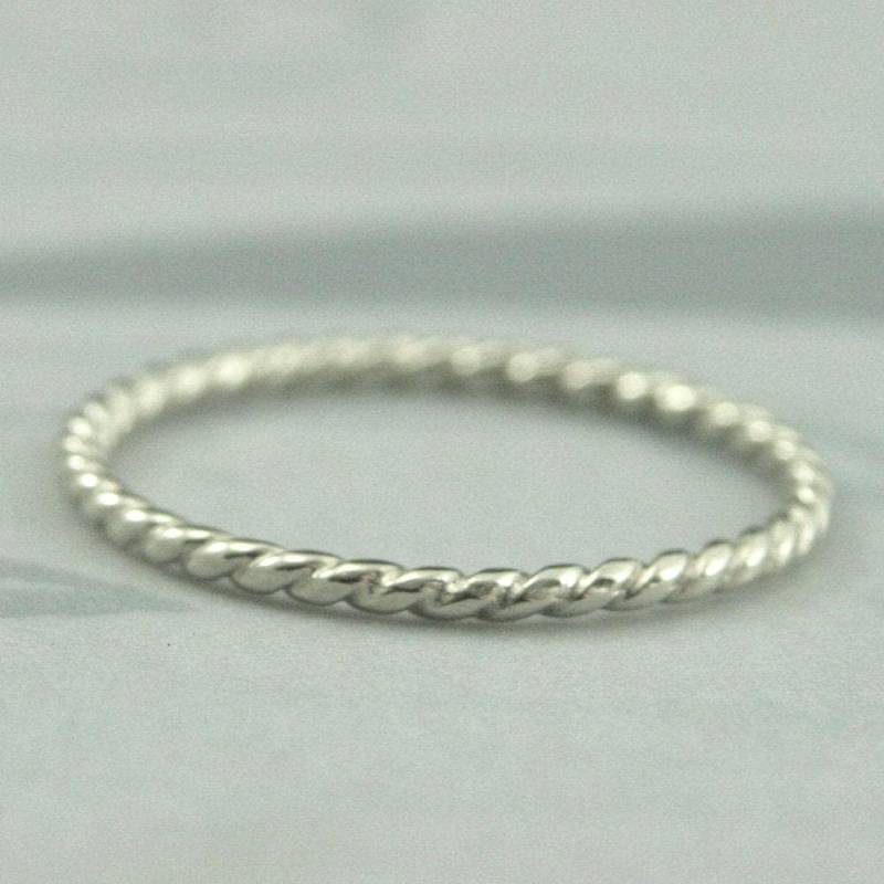 Weißgold Twist Ring Seilband Seilring Dünnes Twist-Band Weißer Stapelring 14K Stacking Band Damen Ehering Blazer Kunst von debblazer