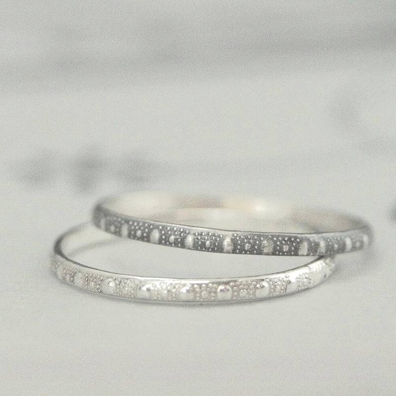 Winziges Seeigel Bandsterling Silber RingSilber RingDünnes BandDünnes Gemustertes BandDot Pattern Ringband von debblazer