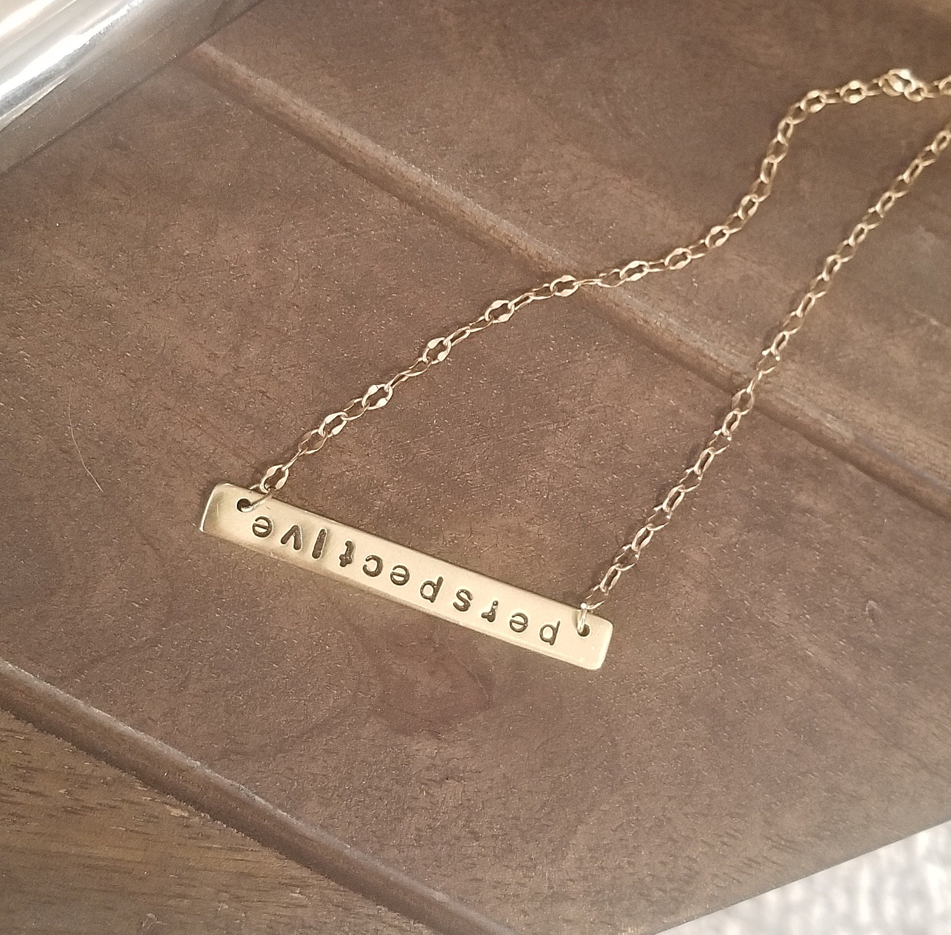 Perspektive Benutzerdefinierte Hand Gestempelte Halskette Aus Recyceltem Messing Perspektive Benutzerdefinierte Hand Gestempelte Halskette Aus Recyceltem Messing von deedlesdesign