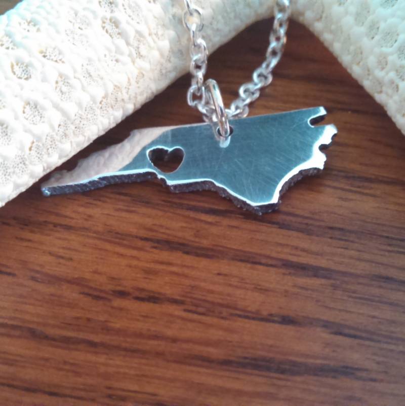 Silber North Carolina Heart Cut Out Halskette Benutzerdefinierte Zustand Land Silber North Carolina Heart Cut Out Halskette Benutzerdefinierte Zustand Land von deedlesdesign