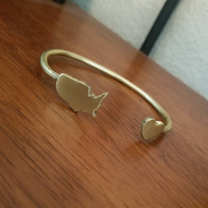 Usa Country Recycled Brass Custom Zustand Oder Land Offener Armreif Goldzustand Armband Usa Country Recycled Brass Custom Zustand Oder Land Offener Armreif Goldzustand Armband von deedlesdesign