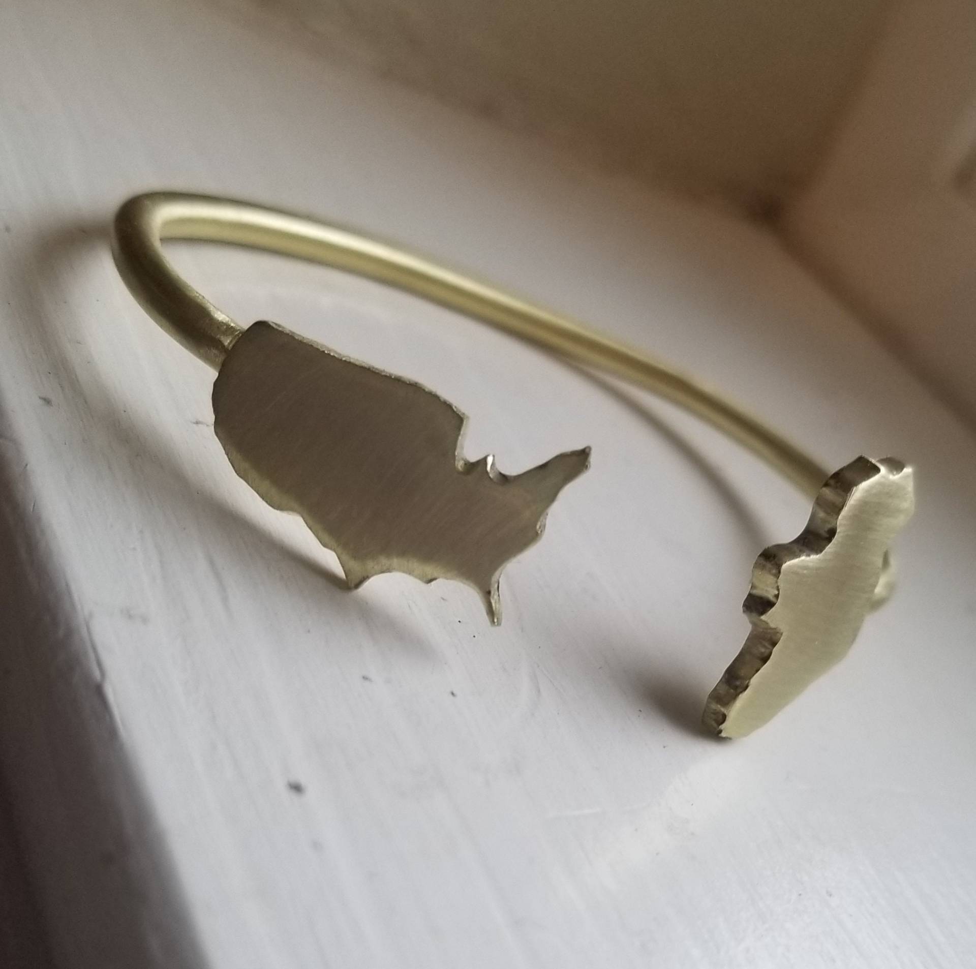 Usa Country Recycled Brass Custom Zustand Oder Land Offener Armreif Goldzustand Armband Usa Country Recycled Brass Custom Zustand Oder Land Offener Armreif Goldzustand Armband von deedlesdesign