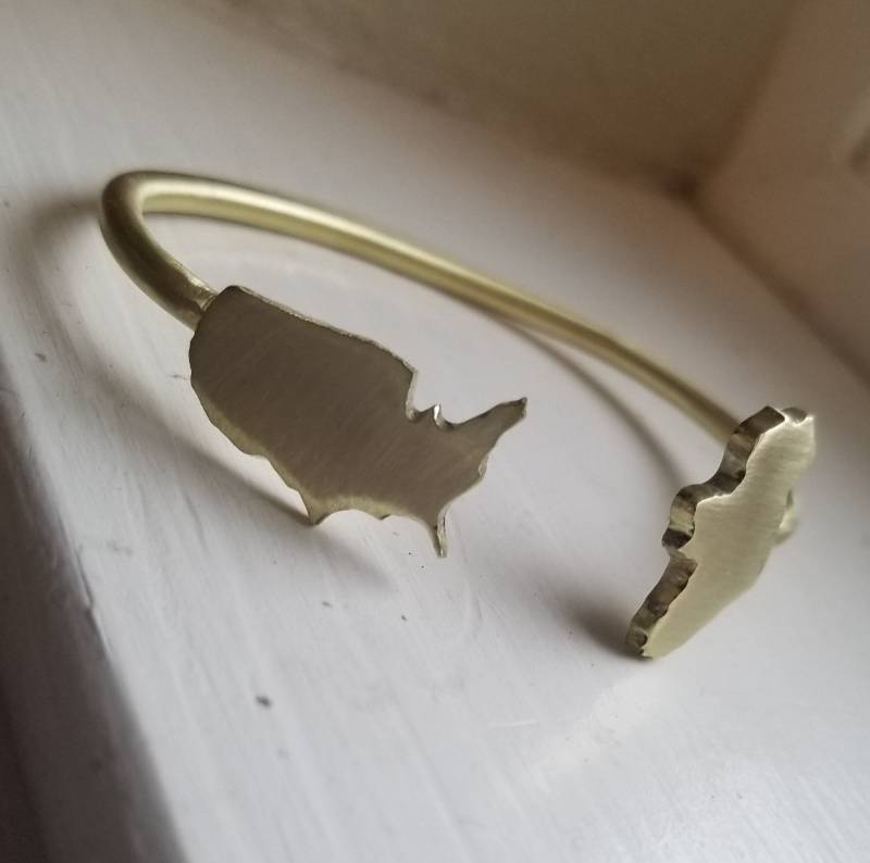 Usa Country Recycled Brass Custom Zustand Oder Land Offener Armreif Goldzustand Armband Usa Country Recycled Brass Custom Zustand Oder Land Offener Armreif Goldzustand Armband von deedlesdesign