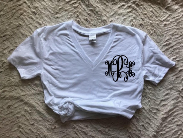Shirt Mit V-Ausschnitt Monogrammiert | Personalisierte Womens V-Neck Monogrammiert Kreis Monogramm Rebe von deerlyloveabledesign