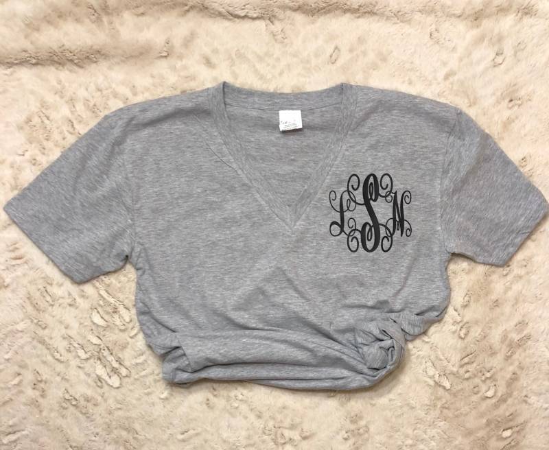 Shirt Mit V-Ausschnitt Monogrammiert | Personalisierte Womens V-Neck Monogrammiert Kreis Monogramm Rebe von deerlyloveabledesign