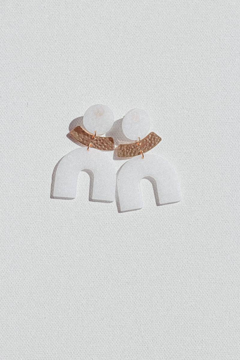 Handgefertigte Ohrringe Aus Polymerton, Weißer Und Goldener Bogen Handgefertigte Ohrringe Aus Polymerton, Weißer Und Goldener Bogen von dehisstudio