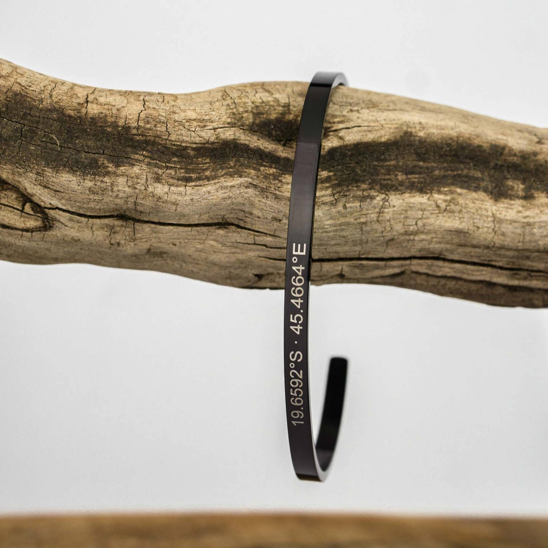 Koordinaten Armreif in Schwarz/Armband Mit Gravur Personalisierte Armspange Namensarmband Einzigartiges Geschenk Valentinstag Koordinaten Armreif in Schwarz/Armband Mit Gravur Personalisierte Armspange Namensarmband Einzigartiges Geschenk Valentinstag von deineKoordinaten