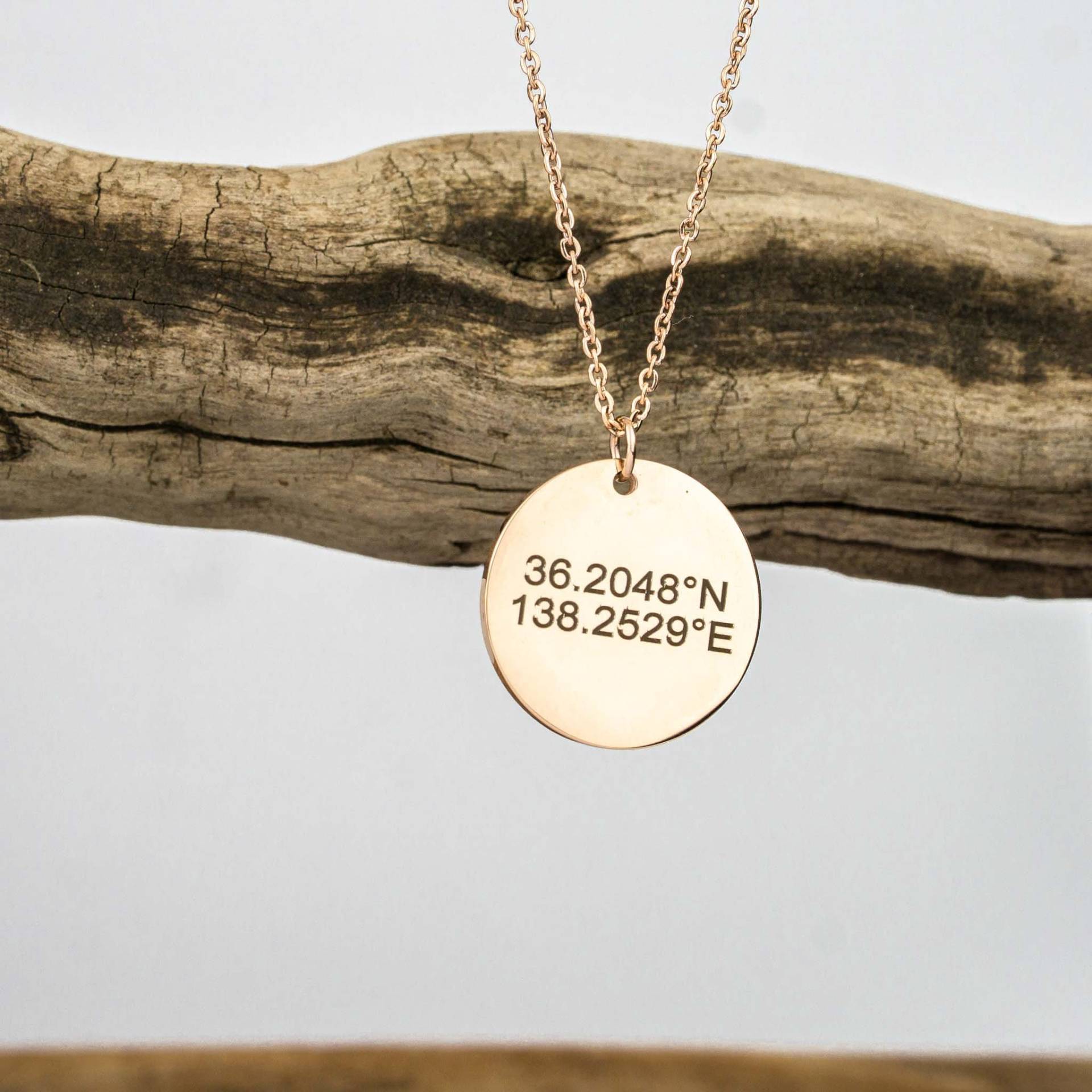 Koordinaten Münz-Kette in Rosé Gold/Personalisierter Schmuck Individuelle Gravur Scheibenkette Koordinatengravur Valentinstag Koordinaten Münz-Kette in Rosé Gold/Personalisierter Schmuck Individuelle Gravur Scheibenkette Koordinatengravur Valentinstag von deineKoordinaten