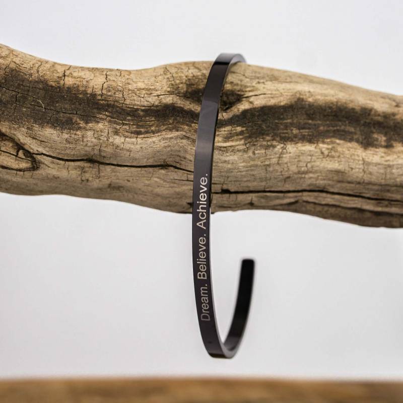 Personalisierter Armreif in Schwarz/Armband Mit Eigener Gravur Personalisierte Armspange Namensarmband Freundschaft Valentinstag von deineKoordinaten