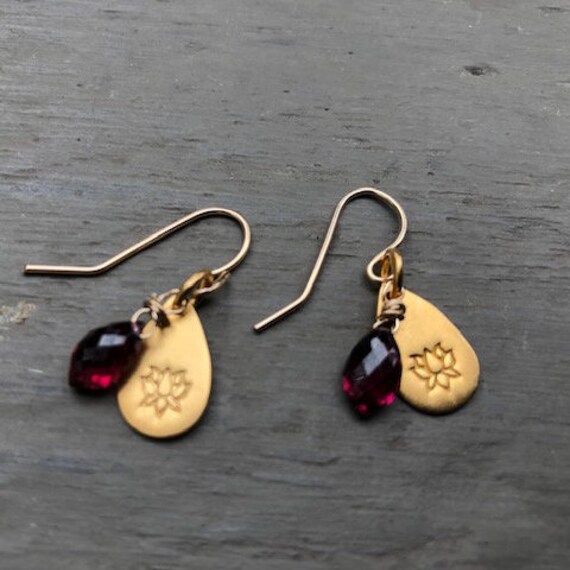 Delphin Geformt Facettierte Rhodolith Granat Edelstein Aaa Mit 24 K Vergoldeten Lotus Ohrringe Delphin Geformt Facettierte Rhodolith Granat Edelstein Aaa Mit 24 K Vergoldeten Lotus Ohrringe von deitybymira