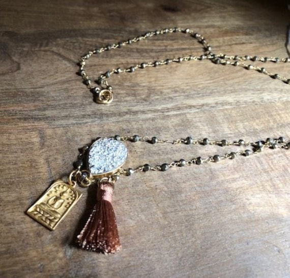 Druzy 2 Doppelseitig Lünette Auf Pyrit Rosenkranz Kette Mit Vergoldeten Buddha Und Quaste Druzy 2 Doppelseitig Lünette Auf Pyrit Rosenkranz Kette Mit Vergoldeten Buddha Und Quaste von deitybymira