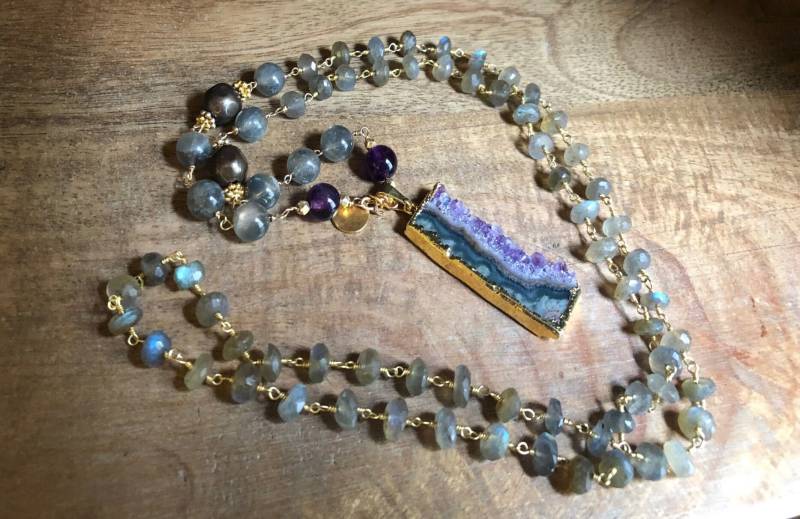 Rohe Amethyst Scheibe Auf Labradorit Geschnitten Rohe Amethyst Scheibe Auf Labradorit Geschnitten von deitybymira