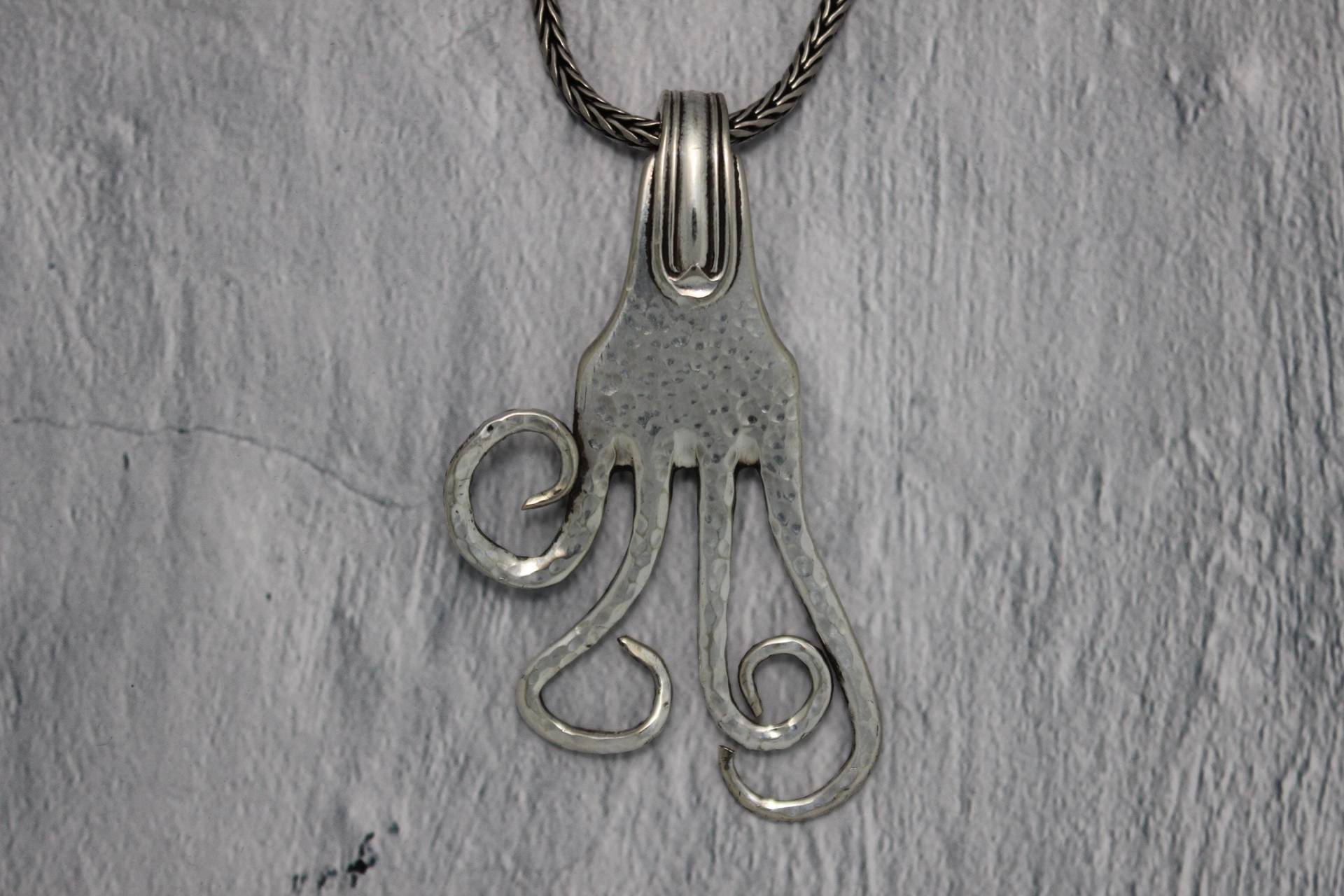 Kettenanhänger Abstrakt Aus Einer Alten Versilberten Gabel Besteckschuck Gehämmert von dekoundschoenes
