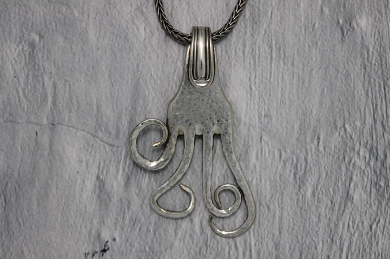Kettenanhänger Abstrakt Aus Einer Alten Versilberten Gabel Besteckschuck Gehämmert Kettenanhänger Abstrakt Aus Einer Alten Versilberten Gabel Besteckschuck Gehämmert von dekoundschoenes