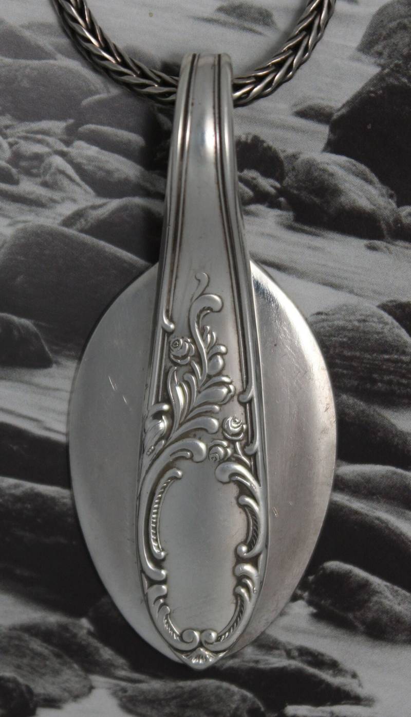 Kettenanhänger Aus Einem Versilbertem Teelöffel, Griff Mit Blumenmuster. Besteckschmuck. Silberauflage von dekoundschoenes