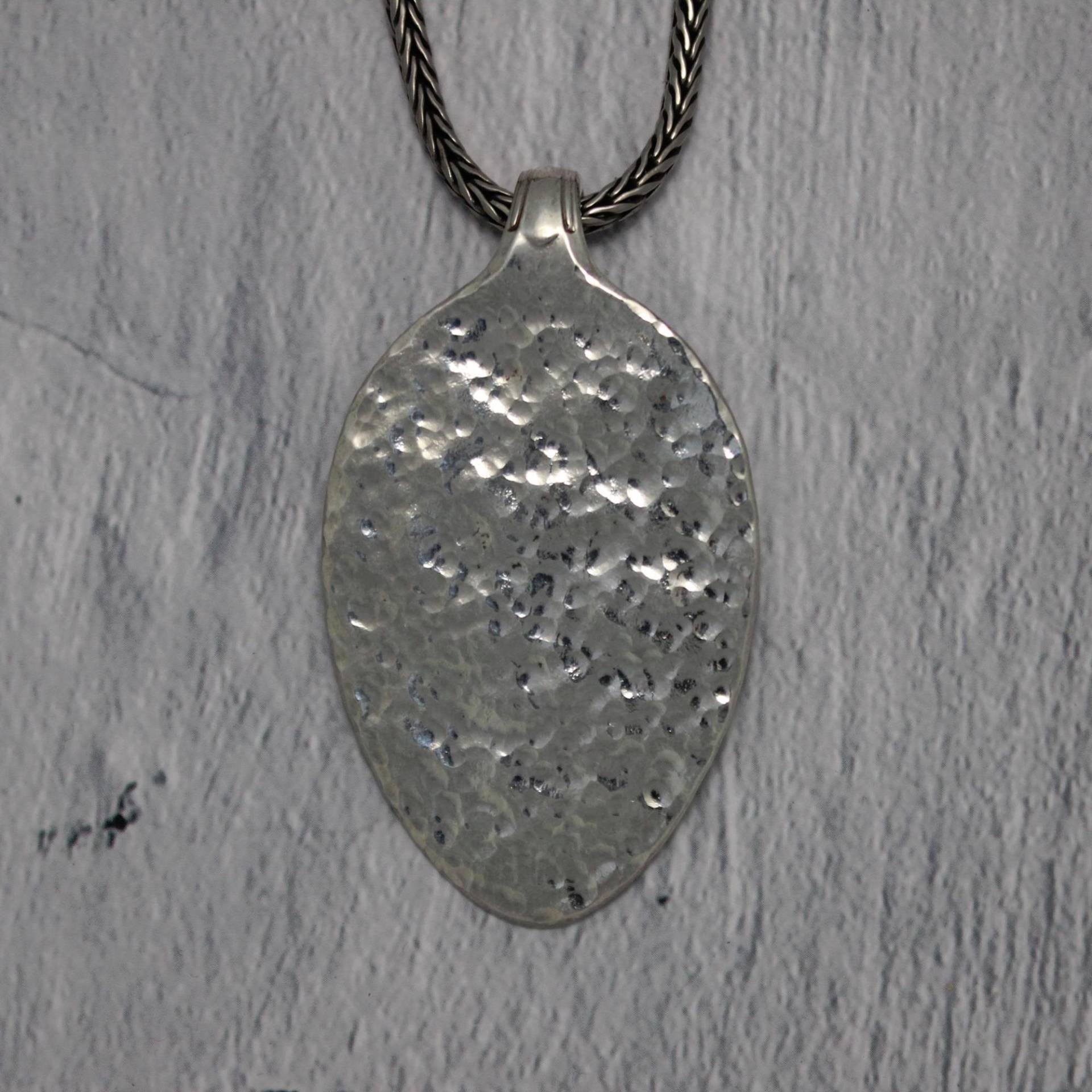 Kettenanhänger Aus Einem Versilbertem Teelöffel. Löffelfläche Gehämmert. Besteckschmuck. Silberauflage. Beidseitig Zu Tragen von dekoundschoenes