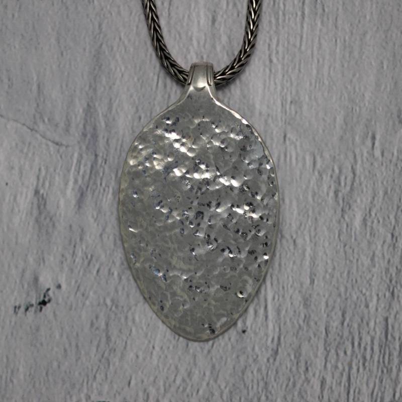 Kettenanhänger Aus Einem Versilbertem Teelöffel. Löffelfläche Gehämmert. Besteckschmuck. Silberauflage. Beidseitig Zu Tragen von dekoundschoenes