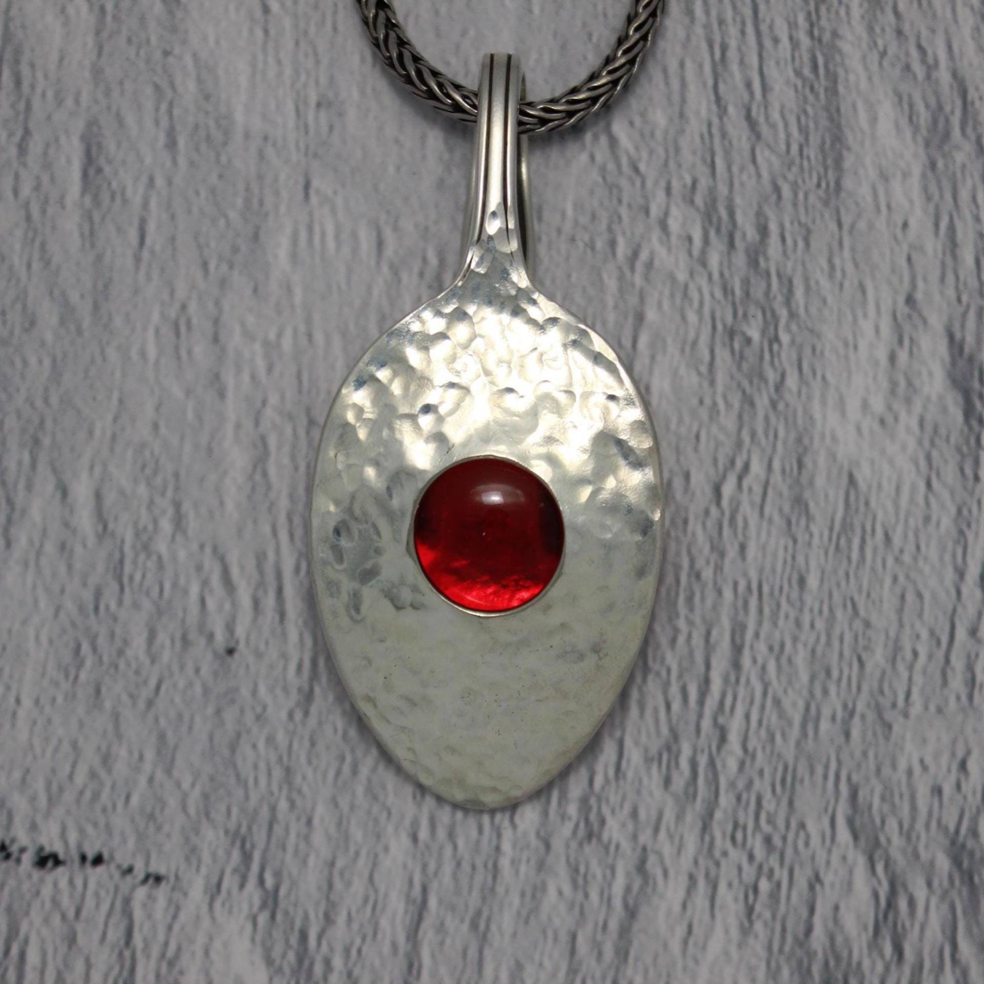 Kettenanhänger Aus Versilbertem Teelöffel Mit 5 Wechselsteinen. Vollflächig Gehämmert. Besteckschmuck. Unikat von dekoundschoenes