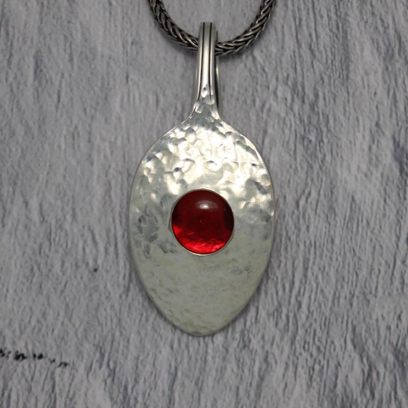 Kettenanhänger Aus Versilbertem Teelöffel Mit 5 Wechselsteinen. Vollflächig Gehämmert. Besteckschmuck. Unikat von dekoundschoenes