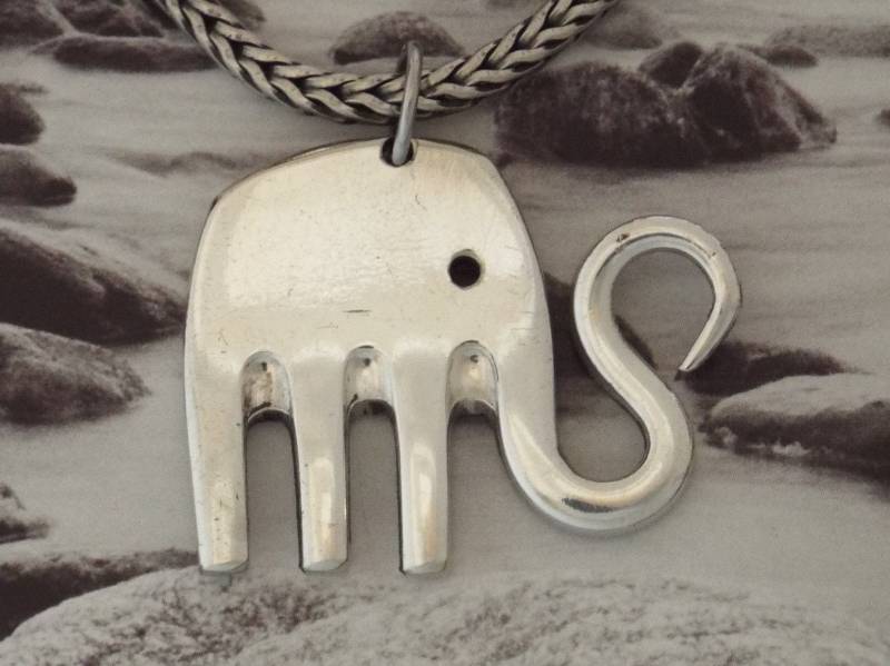 Kettenanhänger Elefant Aus Einer Alten Silbergabel Mit 100Er Silberauflage. Besteckschmuck Upcycling von dekoundschoenes