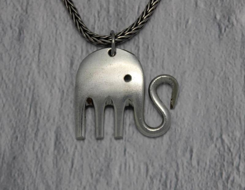 Kettenanhänger Elefant Aus Einer Alten Silbergabel Mit 100Er Silberauflage. Besteckschmuck Upcycling von dekoundschoenes