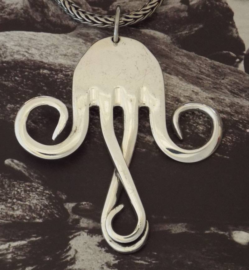 Kettenanhänger Engel Aus Einer Alten Versilberten Gabel Besteckschuck Kettenanhänger Engel Aus Einer Alten Versilberten Gabel Besteckschuck von dekoundschoenes