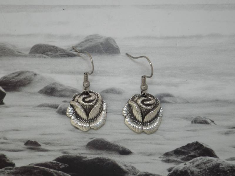 Ohrringe Besteckschmuck Aus Den Griffenden Einer Versilberten Kuchengabel. Muster Hildesheimer Rose von dekoundschoenes