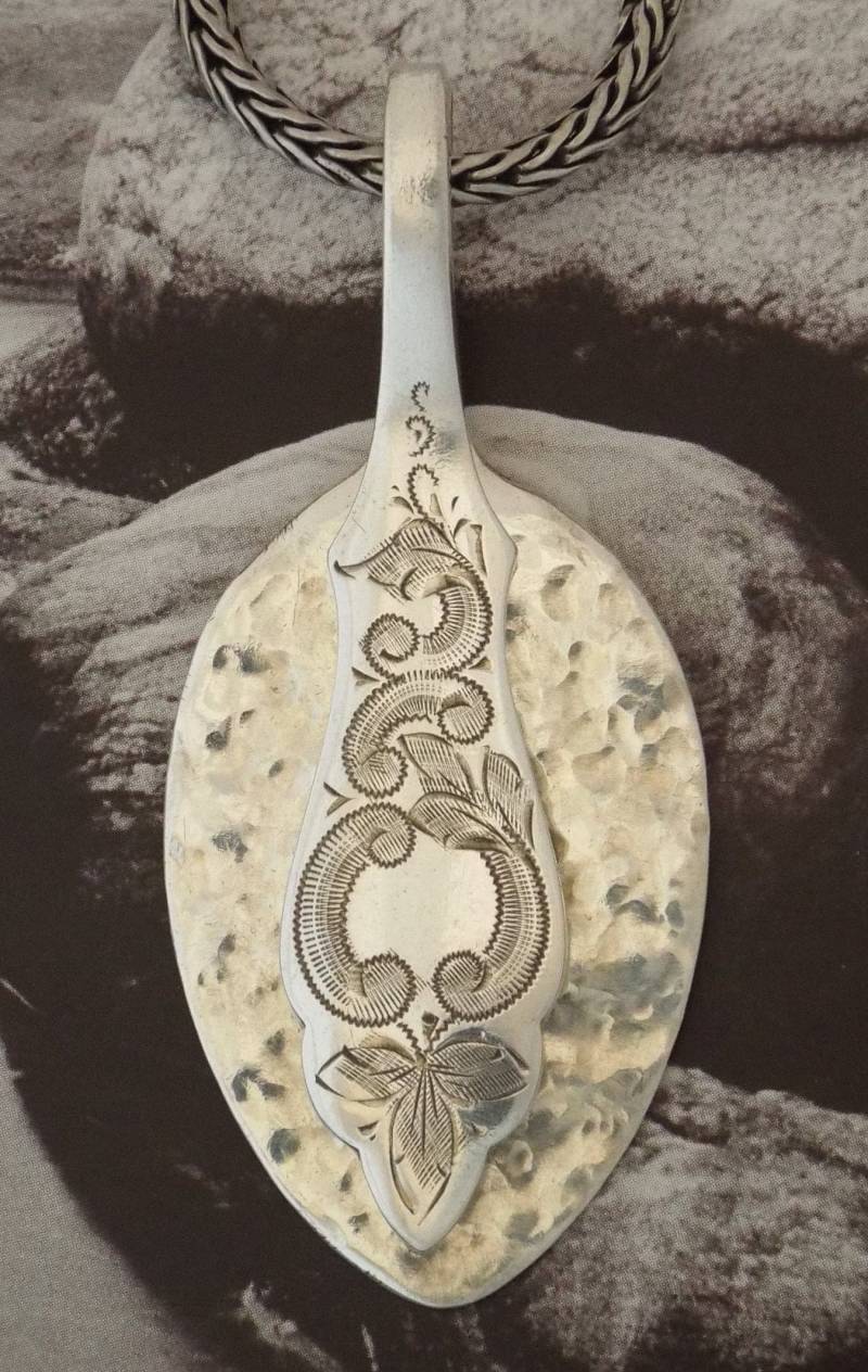 Ostfriesenmuster Kettenanhänger Aus Einem Kleinen Versilbertem Teelöffel Flächig Gehämmert. Besteckschmuck von dekoundschoenes