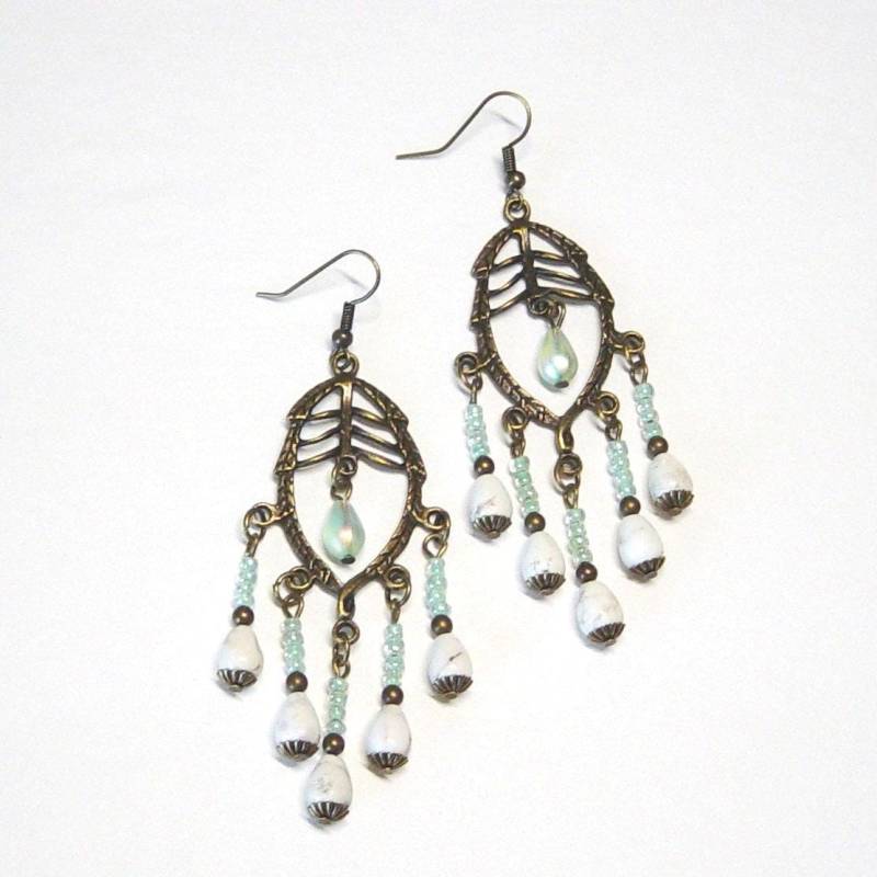 Aqua & Weiße Magnesit Perlen Kronleuchter Ohrringe Antikes Messing Boho Stil von delaMarCollection