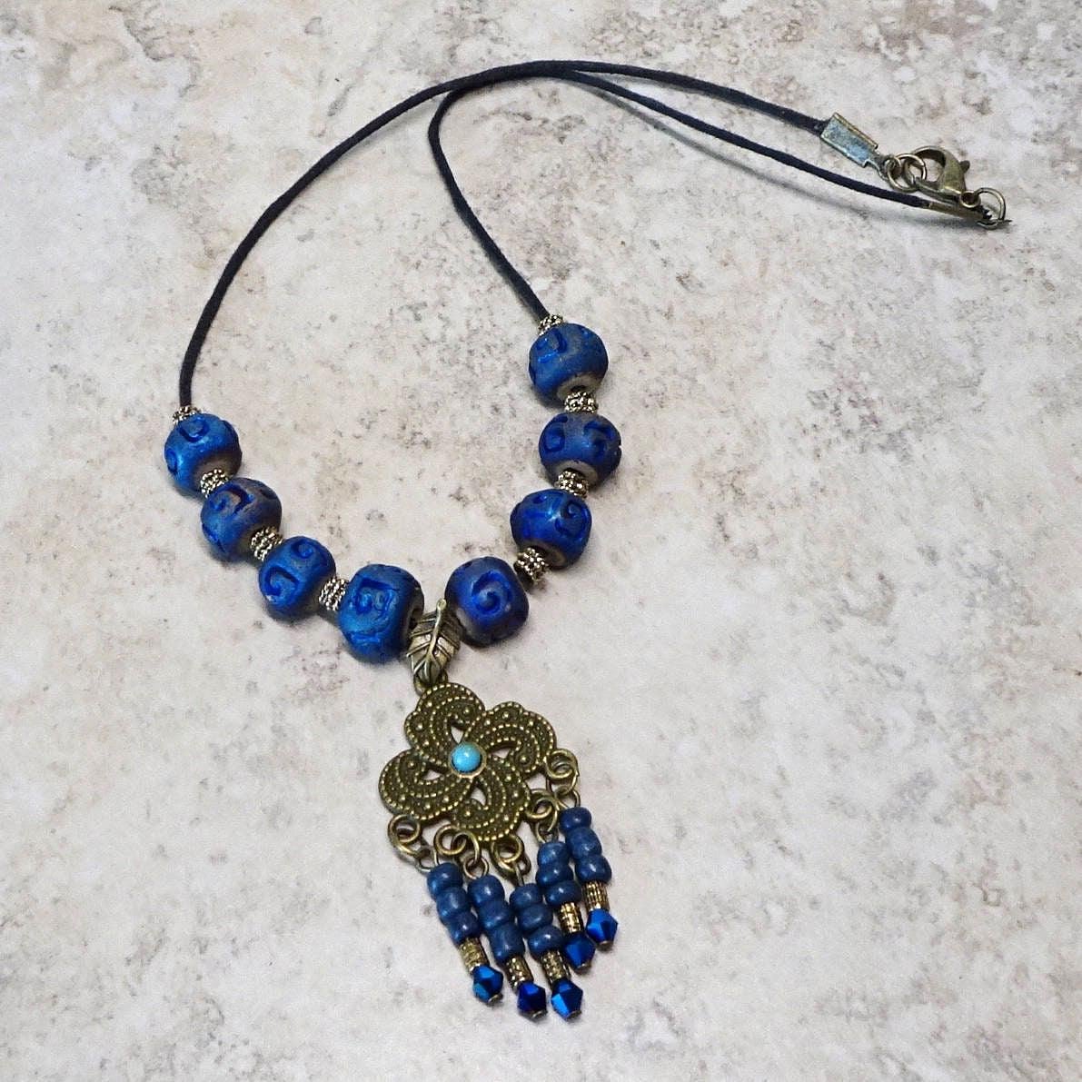 Blaue Keramikperlenschnur-Halskette, Messing-Quaste Anhänger, Boho Hippie von delaMarCollection