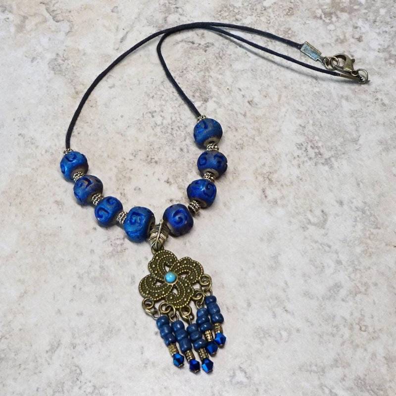 Blaue Keramikperlenschnur-Halskette, Messing-Quaste Anhänger, Boho Hippie von delaMarCollection