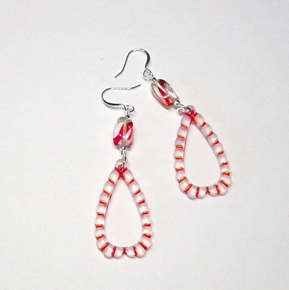 Candy Cane Gestreifte Teardrop Hoop Ohrringe, Weihnachtsfeiertags Schmuck von delaMarCollection