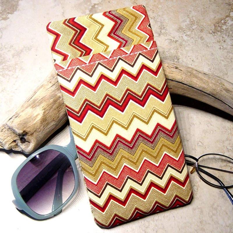 Doppel Brillenetui Chevron Streifen Stoff, Zwei-Taschen-Design von delaMarCollection