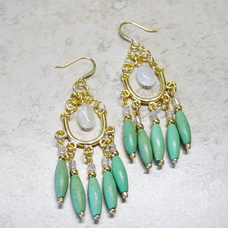 Gold Chandelier Ohrringe Grüne Magnesit Perlen, Mondstein Anhänger von delaMarCollection