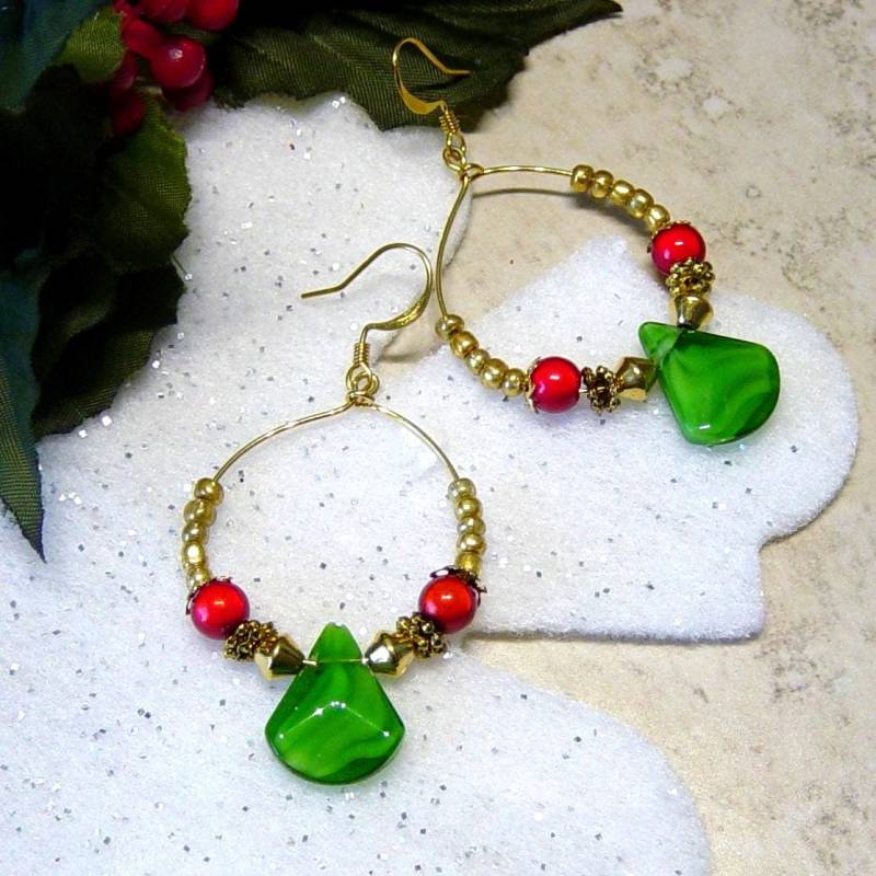 Gold Hoop Grün & Rote Bead Weihnachtsohrringe, Urlaub Schmuck von delaMarCollection