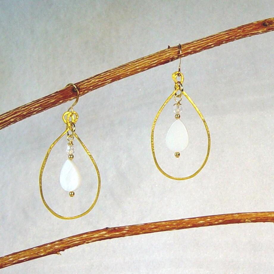 Gold Teardrop Creolen Perlmutt & Kristall Perlen Boho Creolen von delaMarCollection