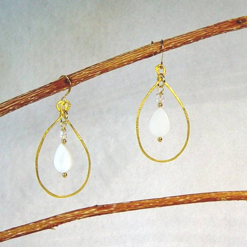 Gold Teardrop Creolen Perlmutt & Kristall Perlen Boho Creolen von delaMarCollection