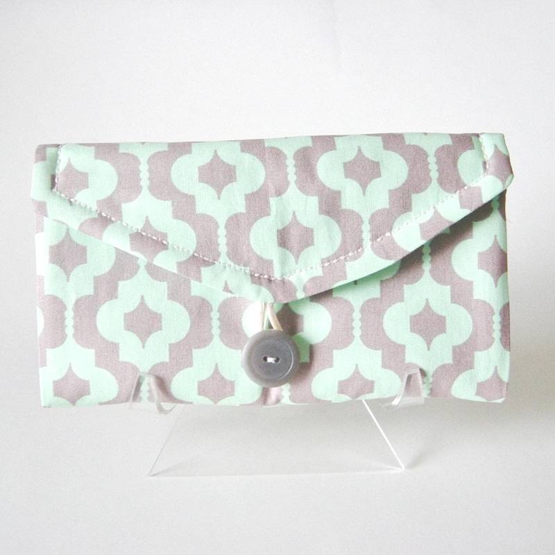 Handgemachter Reise Schmuckhalter Aqua Quatrefoil Stoff Geldbörse von delaMarCollection