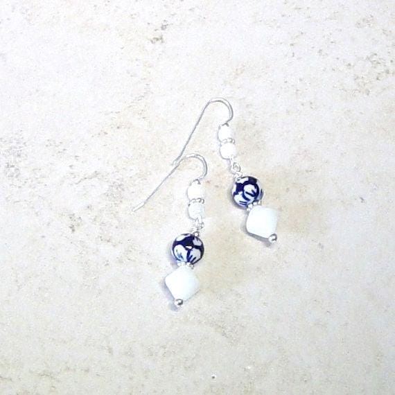 Keramikperlen-Ohrringe in Navy & Weiß Boho Silber Ohrhänger von delaMarCollection