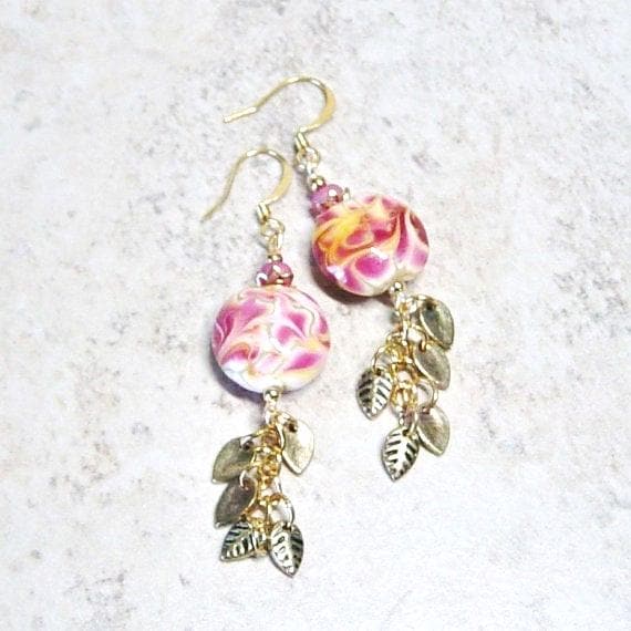 Lampwork Glas Perlen Gold Ohrhänger Mit Blatt Charms, Cluster Ohrringe, Boho Rosa Perlenohrringe Lampwork Glas Perlen Gold Ohrhänger Mit Blatt Charms, Cluster Ohrringe, Boho Rosa Perlenohrringe von delaMarCollection